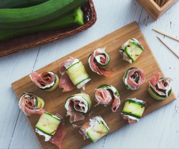 Courgetterolletjes met prosciutto crudo en robiola