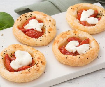 Caprese bladerdeeghapjes
