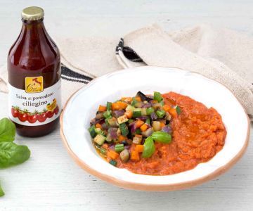 Romige tomatensoep met brood en voorjaarsgroenten
