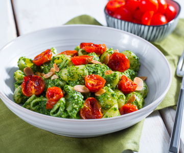 Pasta met rucolapesto en citroen met geconfijte cherrytomaatjes