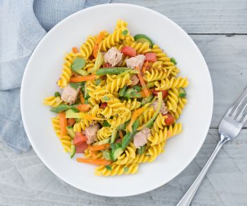 Koude pasta met groenten en kurkuma