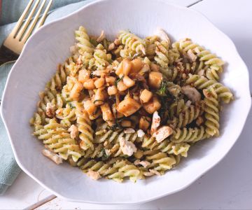 Pasta met pesto van sla en inktvis