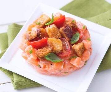 Zalmtartaar met panzanella