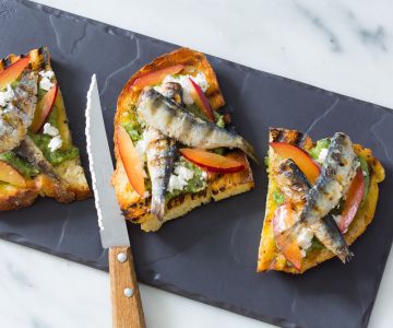 Bruschetta met kruidenpesto en gegrilde sardines