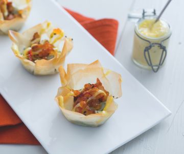 Mandjes met garnalen en avocado