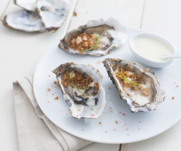 Oesters met mousserende wijn en lente-ui