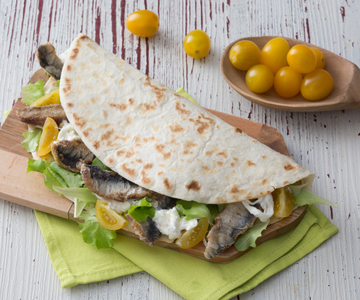Piadina met gefrituurde sardines en burrata