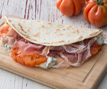 Piadina met gorgonzola, prosciutto crudo en tomaten