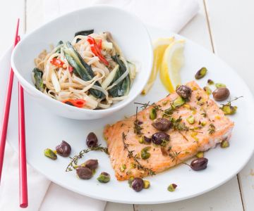 Krokante zalm met noedelsalade