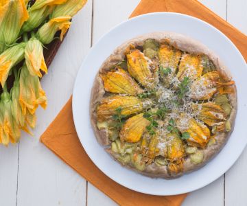 Tatin met gevulde courgettebloemen