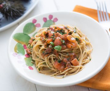 Pasta met zee-egels en tomaten