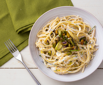 Pasta met ricottacrème, asperges en pistachenoten