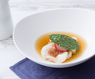 Bouillon van rauwe ham met kabeljauw in vlokjes, krokant brood en radijsjes