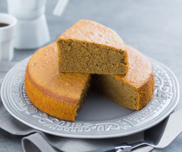 Taart met warme melk en koffie
