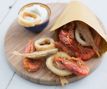 Cuoppo van zeevruchten met mojito-mayo