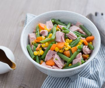 Salade van sperziebonen, wortels, maïs en tonijn