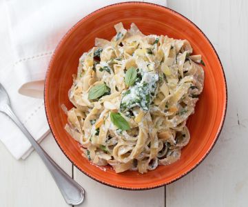 Pasta met ricotta en basilicum