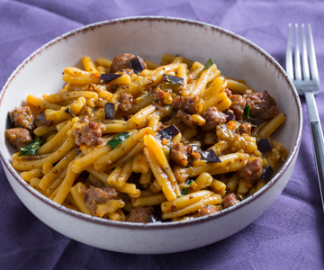 Pasta met aubergine en worst