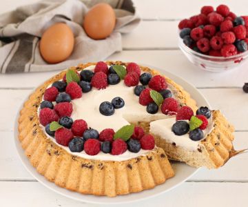 Zachte yoghurtcake met bosvruchten