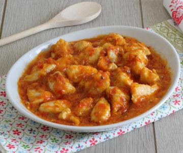 Kipstukjes met paprika en zongedroogde tomaten