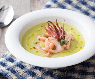 Romige courgettesoep met trompetcourgette en calamari