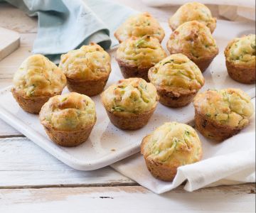 Mini-muffins met courgette en worst