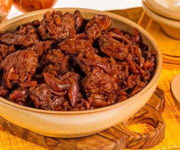 Kalfstoofpot met uien