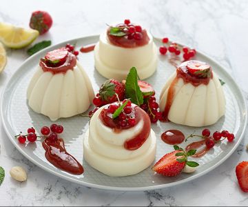 Amandelpuddinkjes met aardbeienjam