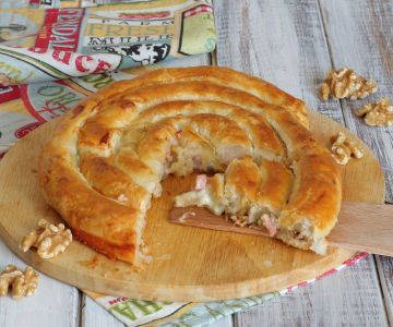 Bladerdeegslak met gorgonzola en mortadella