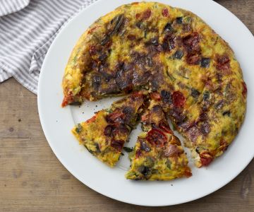 Frittata met aubergine en cherrytomaatjes