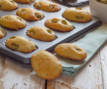 Hartige madeleines met olijven