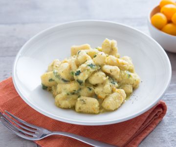 Gnocchi van kikkererwtenmeel met peultjes en gele cherrytomaatjes