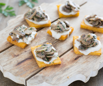 Crostini van polenta met paddenstoelen en Grana Padano-fondue