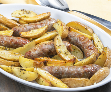 Worst en aardappelen uit de oven