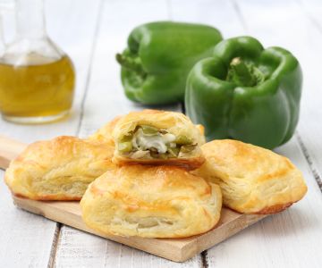 Bladerdeeghapjes met paprika en gorgonzola