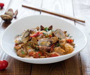 Sojaspaghetti met venusschelpen en cherrytomaatjes