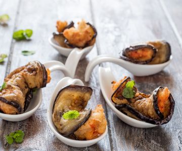 Gefrituurde auberginerolletjes met garnalen