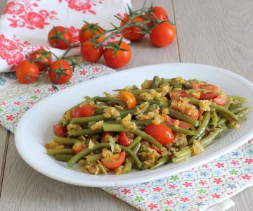 Sperziebonen met krokant broodkruim en cherrytomaatjes