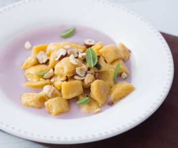 Pompoen-gnocchi op paarse aardappelcrème