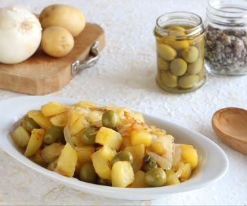 Aardappels met ui, olijven en kappertjes