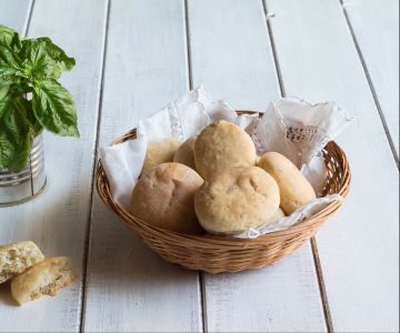 Focaccine met basilicum