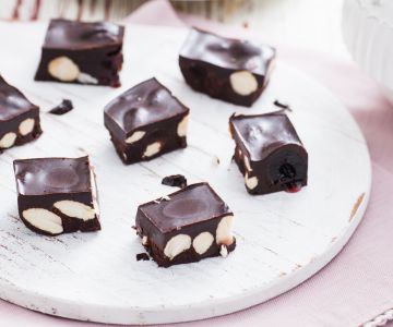 Vegan cacao-amarena cake