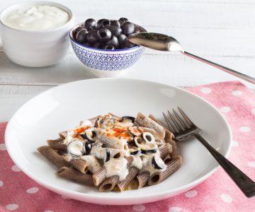 Penne van boekweit met yoghurt en olijven