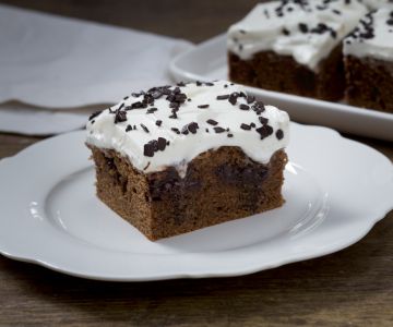 Poke cake met chocolade
