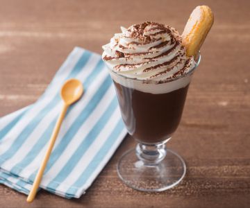 Warme chocolademelk met koffie