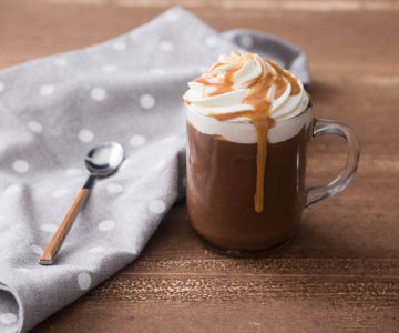 Warme chocolademelk met zachte karamel