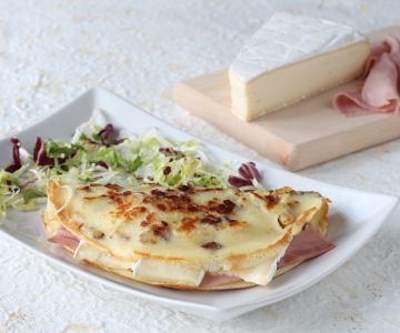Aardappelcrêpes met brie en ham