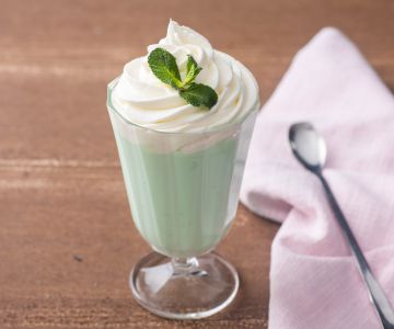 Witte warme chocolademelk met munt