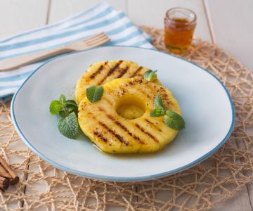 Gegrilde ananas met honing en kaneel