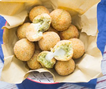 Bombetjes van aardappel en courgette met gesmolten kaas